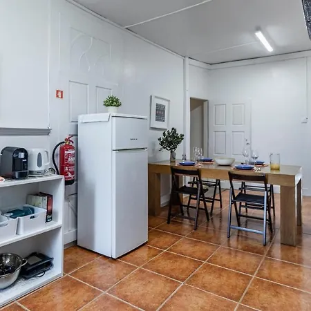 61 - Bright 2br W/ Balcony By Lovelystay *